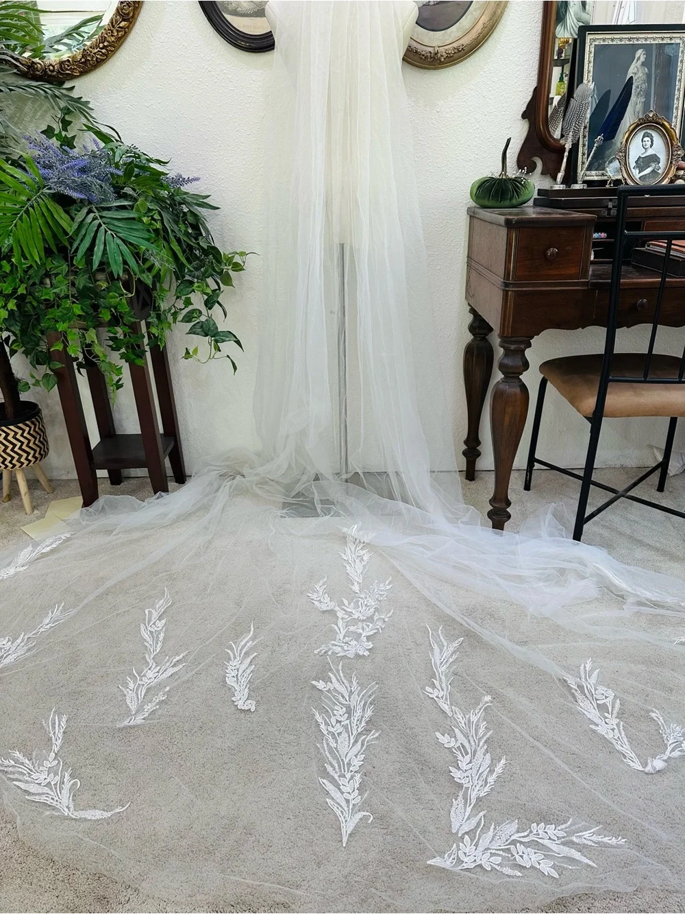 Elegant Long Bridal Veil in White - Classic Sheer Tulle